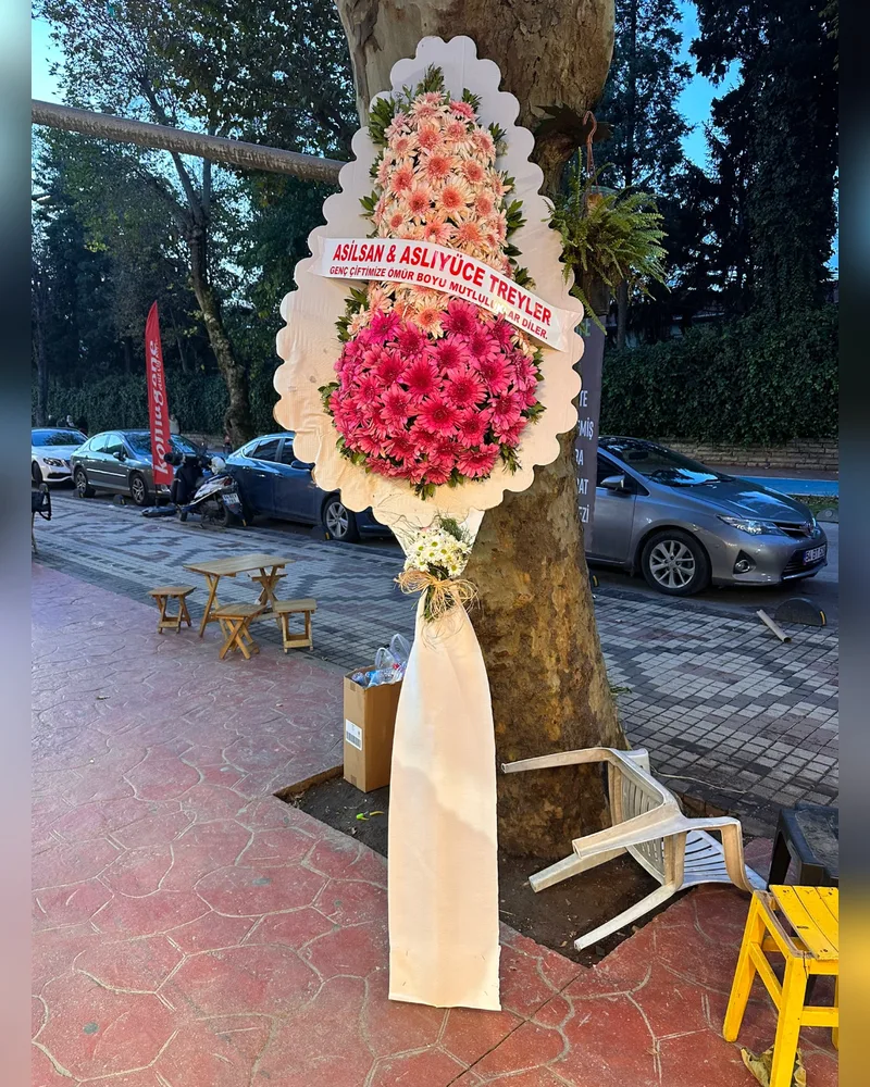 Pembe ve somon gerberalardan çift katlı düğün çelengi