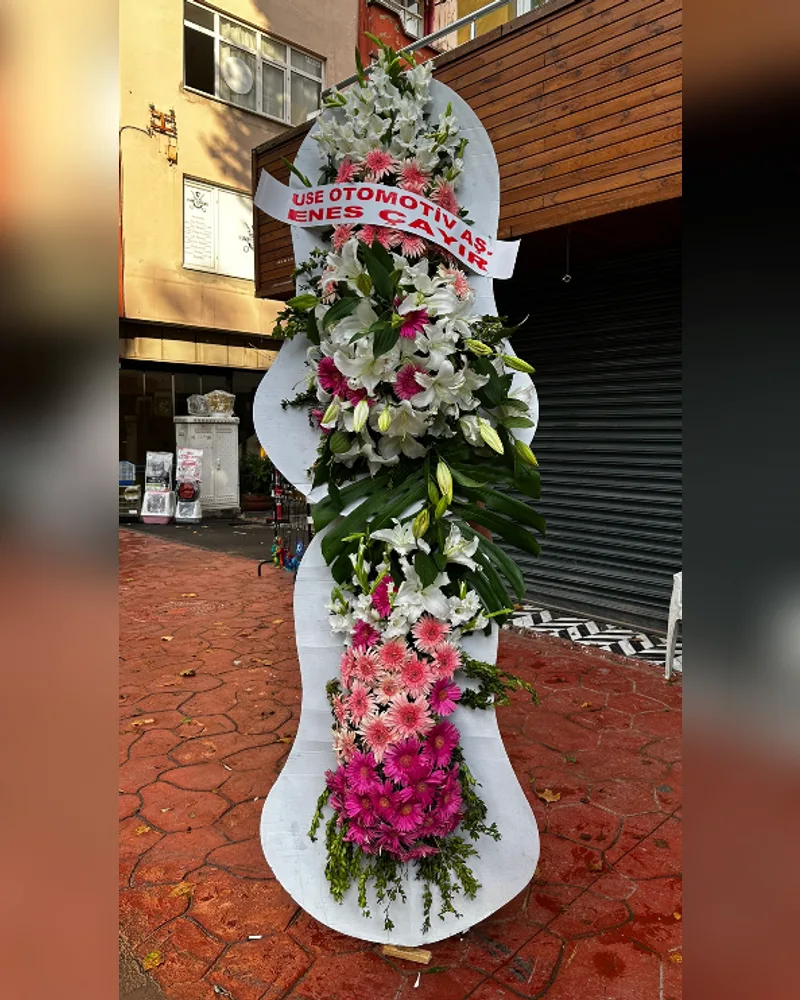 Beyaz lilyum ve pembe gerberalı çok katlı VIP çelenk