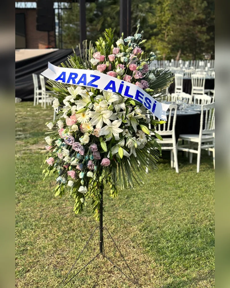 Beyaz lilyum ve pembe lisyantuslu ayaklı ferforje aranjmanı